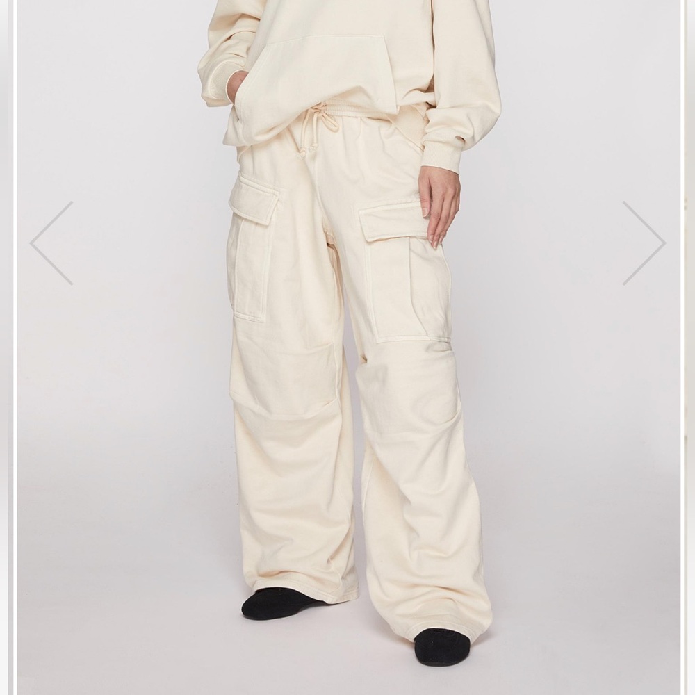 Skims NWT Cream Cargo boyfriend jogging Pants for Women